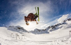 米兰体育官网-格列兹曼造点球: 马德里双雄鏖战，格里兹曼踢飞点球